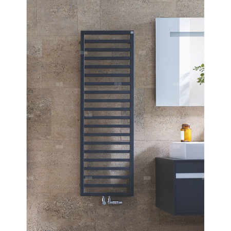 Grzejnik Zehnder Quaro QA-100-060 - 600 mm, kolor (Code0557) Black Matt, typ złącza Code S012, konsole ścienne towel radiator, kolor mocowania (CodeRADC) kolor grzejnika, zest. naścienne 4